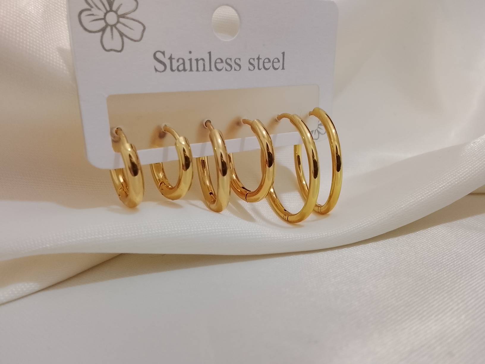 گوشواره حلقه ای طلایی رنگ ثابت
